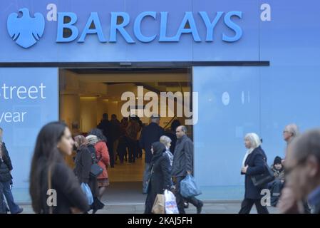 Persone che passano una filiale della Barclays Bank a Manchester, Greater Manchester, Inghilterra, Regno Unito Mercoledì 30th marzo 2016. L’autorità di regolamentazione del settore bancario del Regno Unito, la Financial Conduct Authority, ha annunciato di aver ricevuto meno reclami sulle banche. L’autorità di regolamentazione del settore bancario del Regno Unito, la Financial Conduct Authority, ha annunciato di aver ricevuto meno reclami sulle banche. (Foto di Jonathan Nicholson/NurPhoto) *** Please use Credit from Credit Field *** Foto Stock