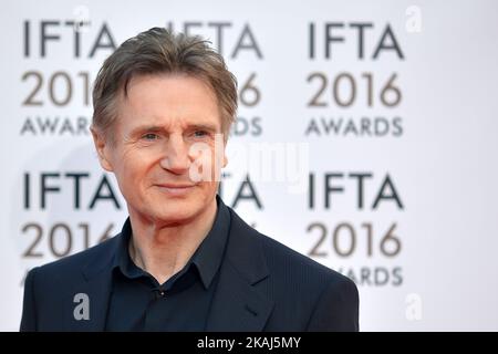 Liam Neeson, un attore irlandese del nord parla ai media mentre arriva per l'edizione di quest'anno dei premi IFTA 2016 Film & Drama, alla Mansion House di Dublino. Dublino, Irlanda, sabato 9 aprile 2016. Foto Stock