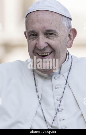 Papa Francesco tiene una speciale udienza giubilare nell'ambito delle celebrazioni in corso dell'anno della Misericordia in Piazza San Pietro, nella Città del Vaticano, il 09 aprile 2016. Papa Francesco ha tenuto la sua speciale udienza giubilare mensile la domenica mattina, parlando del rapporto tra misericordia e elemosina (Foto di Giuseppe Ciccia/NurPhoto) *** Please use Credit from Credit Field *** Foto Stock