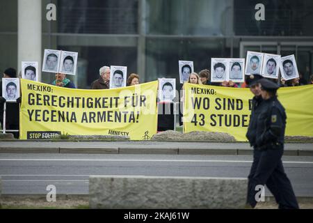 I manifestanti si radunano davanti alla Cancelleria per protestare contro l'arrivo del presidente messicano Enrique pena Nieto per i 43 studenti scomparsi ad Ayotzinapa, Messico, il 26 settembre 2014 a Berlino, Germania, il 12 aprile 2016. (Foto di Emmanuele Contini/NurPhoto) *** Please use Credit from Credit Field *** Foto Stock