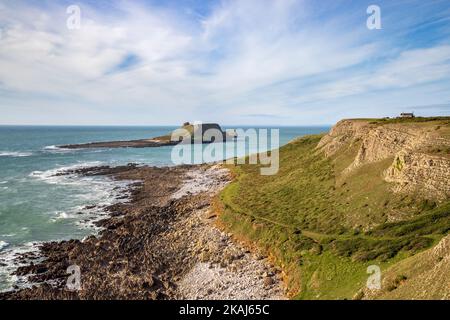 Worm's Head dal Wales Coast Path vicino a Rhossili, Gower Peninsula, Galles Foto Stock