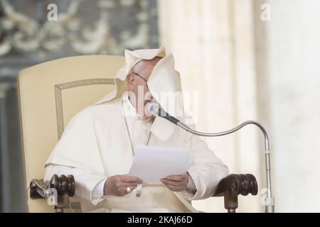 Papa Francesco consegna la sua omelia durante la sua udienza Generale settimanale in Piazza San Pietro, Città del Vaticano, il 13 aprile 2016. Il Papa Francesco ha pubblicato mercoledì un appello di preghiera per il suo prossimo viaggio nell'isola greca di Lesbos, dove incontrerà alcune delle decine di migliaia di rifugiati che sono passati attraverso l'isola.(Photo by Giuseppe Ciccia/NurPhoto) *** Please use Credit from Credit Field *** Foto Stock