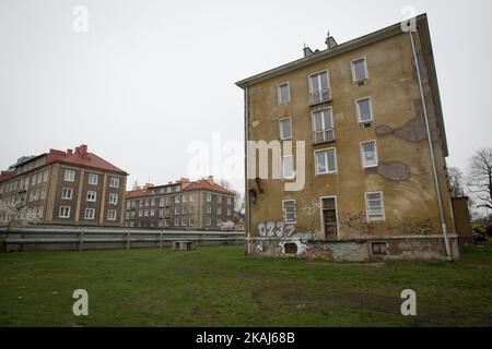 Un edificio in via Wyzwolenia è visto che è stato assegnato come un rifugio potenziale per i rifugiati in cerca di asilo, a Danzica, Polonia, il 13 aprile 2016. L'edificio, situato nel quartiere di Nowy Port (New Port) della città potrebbe ospitare circa 150 rifugiati. La gente del posto teme che l'alloggio dei rifugiati stigmatizzi le aree residenziali. Accogliere i rifugiati è un'idea impopolare in Polonia, uno dei paesi più monoculturali dell'Unione europea. Il partito conservatore del PIS, recentemente al governo, ha dichiarato che rifiuterà l'assunzione di 7.000 rifugiati, anche se ciò era stato concordato in precedenza con l'autorità dell'UE Foto Stock