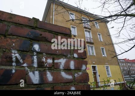 Un edificio in via Wyzwolenia è visto che è stato assegnato come un rifugio potenziale per i rifugiati in cerca di asilo, a Danzica, Polonia, il 13 aprile 2016. L'edificio, situato nel quartiere di Nowy Port (New Port) della città potrebbe ospitare circa 150 rifugiati. La gente del posto teme che l'alloggio dei rifugiati stigmatizzi le aree residenziali. Accogliere i rifugiati è un'idea impopolare in Polonia, uno dei paesi più monoculturali dell'Unione europea. Il partito conservatore del PIS, recentemente al governo, ha dichiarato che rifiuterà l'assunzione di 7.000 rifugiati, anche se ciò era stato concordato in precedenza con l'autorità dell'UE Foto Stock