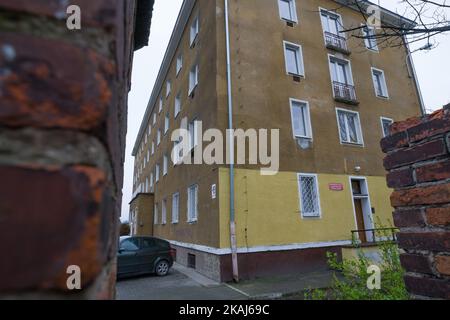 Un edificio in via Wyzwolenia è visto che è stato assegnato come un rifugio potenziale per i rifugiati in cerca di asilo, a Danzica, Polonia, il 13 aprile 2016. L'edificio, situato nel quartiere di Nowy Port (New Port) della città potrebbe ospitare circa 150 rifugiati. La gente del posto teme che l'alloggio dei rifugiati stigmatizzi le aree residenziali. Accogliere i rifugiati è un'idea impopolare in Polonia, uno dei paesi più monoculturali dell'Unione europea. Il partito conservatore del PIS, recentemente al governo, ha dichiarato che rifiuterà l'assunzione di 7.000 rifugiati, anche se ciò era stato concordato in precedenza con l'autorità dell'UE Foto Stock