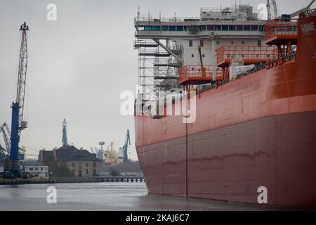 DANZICA,13 aprile 2016 - negli ultimi anni la Polonia ha effettuato investimenti significativi nel settore energetico. La società energetica statale PERN ha recentemente aperto un terminal petrolifero nella città portuale di Danzica che dovrebbe contribuire a garantire la sicurezza energetica del paese. La Polonia dipende tradizionalmente dall’energia a carbone, ma è stata messa sotto pressione dall’UE per porre fine alla dipendenza dall’inquinamento da fonti energetiche pesanti. (Foto di Jaap Arriens/NurPhoto) *** Please use Credit from Credit Field *** Foto Stock