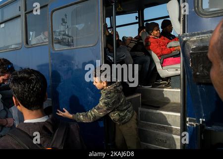 Circa 60 migranti sono stati prelevati dalle guardie costiere greche nel mare che separa la Turchia dai greci nel porto di Mytilene sull'isola greca di Lesbos il 14 2016 aprile. (Foto di Guillaume Pinon/NurPhoto) *** Please use Credit from Credit Field *** Foto Stock