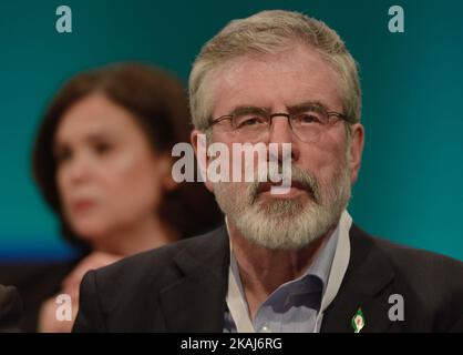 Il leader del partito Sinn Fein, Gerry Adams, e il vice leader del partito, Mary Lou McDonald (nel backgground), al Sinn Fein Ard Fheis 2016 che si è messo in atto questa sera nel Centro Congressi di Dublino con circa 2,000 delegati che hanno fissato a più di 100 mozioni nei prossimi due giorni, Tra cui temi quali il Centenario del 1916 e l'unità irlandese, i risultati del processo di pace e la sfida in corso di riconciliazione, le tasse sulla salute e sull'acqua. Dublino, Irlanda, venerdì 22 aprile 2016. *** utilizzare il credito del campo credito *** Foto Stock