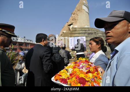 Il popolo nepalese offre fragranza e fiori intorno ai monumenti per rendere omaggio a quelli diminuiti negli ultimi anni terremoto mortale a Kathmandu, Nepal il 24 aprile 2016. La maggior parte dei monumenti, vecchie case sono state gravemente distrutte dal terremoto dello scorso anno il 25 aprile 2015, una magnitudo di 7,8 terremoto che ha ucciso più di 9.000 persone in Nepal e migliaia di feriti, il che risultato centinaia di persone erano senza casa con interi villaggi in molti distretti del paese. Foto Stock