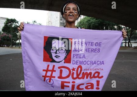 Gli studenti protestano in difesa della democrazia e contro l'impeachment del presidente del Brasile, Dilma Rousseff a Sao Paulo. Aprile 23, 2016 Foto Stock