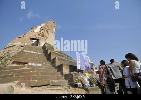 Il popolo nepalese offre fragranza e fiori intorno ai monumenti per rendere omaggio a quelli diminuiti negli ultimi anni terremoto mortale a Kathmandu, Nepal il 24 aprile 2016. La maggior parte dei monumenti, vecchie case sono state gravemente distrutte dal terremoto dello scorso anno il 25 aprile 2015, una magnitudo di 7,8 terremoto che ha ucciso più di 9.000 persone in Nepal e migliaia di feriti, il che risultato centinaia di persone erano senza casa con interi villaggi in molti distretti del paese. Foto Stock