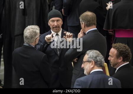 U2 il chitarrista 'The Edge' partecipa ad un'udienza speciale celebrata da Papa Francesco con i partecipanti ad un congresso sul progresso della medicina rigenerativa e sul suo impatto culturale nella sala Paolo VI a Città del Vaticano, il 29 aprile 2016.(Foto di Giuseppe Ciccia/NurPhoto) *** Utilizzare il campo credito da credito *** Foto Stock