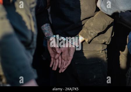 Un uomo arrestato durante la tradizionale manifestazione del giorno di maggio a Parigi il 1 maggio 2016. (Foto di Julien Mattia/NurPhoto) *** Please use Credit from Credit Field *** Foto Stock