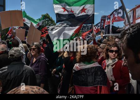 La gente protesta durante la tradizionale manifestazione del giorno di maggio a Parigi il 1 maggio 2016. (Foto di Julien Mattia/NurPhoto) *** Please use Credit from Credit Field *** Foto Stock