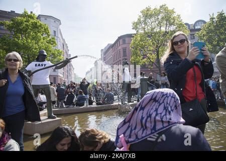 Il 1 maggio 2016, a Berlino, in Germania, si tiene l'annuale MyFest nel distretto di Kreuzberg. La Giornata Internazionale dei lavoratori (Giornata Internazionale dei lavoratori) è stata istituita come festa pubblica in Germania nel 1933. Dal 1987° maggio a Berlino si è anche reso noto il giorno dei violenti scontri tra la polizia e, per lo più, i manifestanti di sinistra. Foto Stock