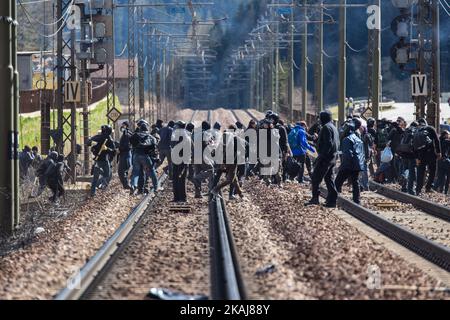 Circa 700 dimostranti hanno partecipato al Brennero, il 7 maggio 2016, a una manifestazione contro la "fortezza europa". La manifestazione si è conclusa con pesanti scontri tra anarchici e polizia. Dopo che l'autostrada e la stazione ferroviaria locale sono stati bloccati da attivisti di sinistra la polizia ha dispiegato gas lacrimogeni per spingere indietro i dimostranti. (Foto di David Speier/NurPhoto) *** Please use Credit from Credit Field *** Foto Stock