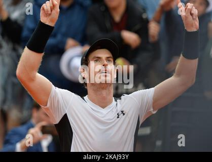 Andy Murray di Gran Bretagna festeggia contro il serbo Novak Djokovic durante la partita finale del torneo ATP Tennis Open al Foro Italico di Roma il 15 maggio 2016. (Foto di Silvia Lore/NurPhoto) *** Please use Credit from Credit Field *** Foto Stock