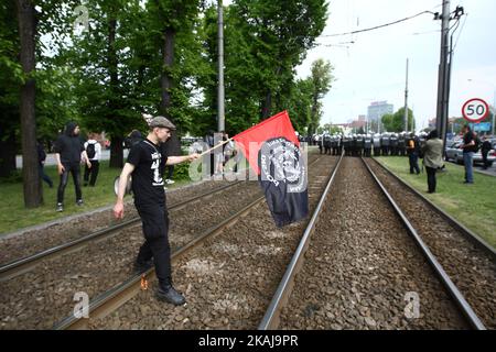 Danzica, Polonia 21st maggio 2016 scontri con la polizia durante la marcia anti-LGBT a Danzica. Marzo è stata organizzata dagli hooligan di calcio e dagli attivisti di estrema destra dell'ONR e di altre organizzazioni, contro i tifosi LGBT che si sono radunati nello stesso periodo a Danzica. Pochi partecipanti aggressivi sono stati arrestati dalla polizia (Foto di Michal Fludra/NurPhoto) *** si prega di utilizzare il credito da campo di credito *** Foto Stock