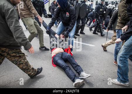 Gli agenti di polizia stanno arrestando un protester che stava gettando le rocce alla polizia. Una manifestazione contro il governo si è conclusa in una rivolta, in cui un ufficiale è rimasto ferito e diversi manifestanti sono stati arrestati a Bruxelles il 24 maggio 2016. (Foto di Kevin Van den Panhuyzen/NurPhoto) *** Please use Credit from Credit Field *** Foto Stock