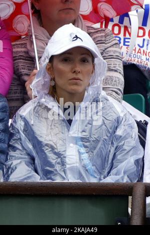 Jelena Djokovic guardando suo marito Novak Djokovic di Serbia colpisce una prefazione durante la partita del quarto turno maschile contro Roberto Bautista Augt di Spagna il decimo giorno del 2016° French Open al Roland Garros il 31 maggio 2016 a Parigi, Francia. (Foto di Mehdi Taamallah/NurPhoto) *** Please use Credit from Credit Field *** Foto Stock