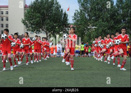 Gli studenti si esibiscono nella 73st School di Harbin, la capitale della provincia di Heilongjiang, nella Cina nord-orientale, il 14 giugno 2016. La Cina ha fissato un obiettivo ambizioso per unirsi all'élite calcistica mondiale entro il 2050. Secondo un piano di sviluppo calcistico rilasciato dall'Associazione calcistica cinese in aprile, 50 milioni di giocatori parteciperanno alla partita e 70.000 campi da calcio saranno messi in servizio in tutto il paese entro il 2020. (Foto di Tao Zhang/NurPhoto) *** Please use Credit from Credit Field *** Foto Stock