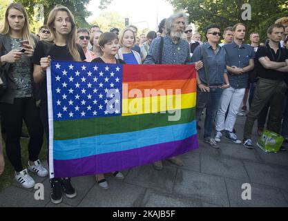Persone che posano fiori, e luci candele all'Ambasciata degli Stati Uniti a Varsavia dopo la ripresa a Orlando. 13 Giugno, 2016, Varsavia, Polonia (Foto di Krystian Dobuszynski/NurPhoto) *** Please use Credit from Credit Field *** Foto Stock