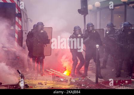 Parigi, Francia, il 14th giugno 2016: marcia di protesta nazionale contro la legge El kHomri, scoppi di scontri tra la polizia anti-riota e mobb con cappuccio nero.58 persone arrestate dalla polizia e molti feriti.2 fotoreporter dove violentemente attaccato dalla polizia e almeno 11 persone (fonte della polizia) ferito da granate e polizia accusati.per notare per la prima volta a parigi, la polizia utilizza il canone d'acqua. (Foto di Julien Mattia/NurPhoto) *** Please use Credit from Credit Field *** Foto Stock