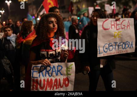 La gente partecipa ad una veglia in memoria delle vittime delle sparatorie di massa al night club gay Pulse di Orlando, a Sao Paulo, Brasile, il 16 giugno 2016. (Foto di Tiago Mazza Chiaravalloti/NurPhoto) *** Please use Credit from Credit Field *** Foto Stock