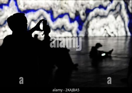 Persone che si agghiacciano a Sonar Planta, di Sonar +D, durante il primo giorno del festival di musica elettronica Sonar 2016, a Barcellona. (Foto di Joan Cros/NurPhoto) *** Please use Credit from Credit Field *** Foto Stock