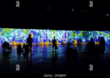 Persone che si agghiacciano a Sonar Planta, di Sonar +D, durante il primo giorno del festival di musica elettronica Sonar 2016, a Barcellona. (Foto di Joan Cros/NurPhoto) *** Please use Credit from Credit Field *** Foto Stock