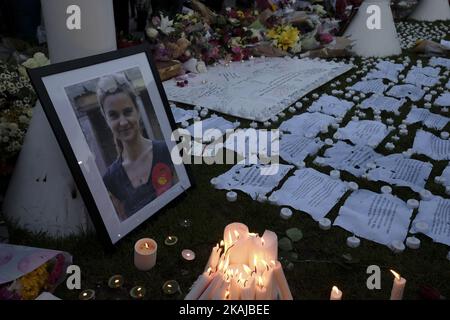 La gente si trova di fronte a un consiglio di amministrazione che porta messaggi in ricordo del deputato laburista ucciso Jo Cox in Piazza del Parlamento di fronte alle Camere del Parlamento nel centro di Londra il 18 giugno 2016. Il presunto assassino del legislatore britannico Jo Cox si è arrangiato contro i traditori durante una breve apparizione in tribunale sabato, mentre la campagna referendaria dell'UE è stata sospesa per un terzo giorno in omaggio al deputato ucciso. Il deputato di 41 anni è stato ucciso e pugnalato per strada in quella che la polizia ha chiamato un attacco di luce naturale 'mirato' il 16 giugno nella sua circoscrizione nel nord dell'Inghilterra, mentre stava arrivando per un incontro con i residenti locali. (PH Foto Stock