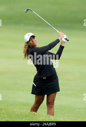 Cheyenne Woods di phoenix, Arizona, segue il suo tiro sul fairway all'ottavo buco durante il primo round del Meijer LPGA Classic Golf Tournament al Blythefield Country Club di Belmont, MI, USA Giovedì, Giugno 16, 2016. Foto Stock