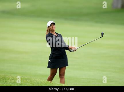 Cheyenne Woods di phoenix, Arizona, segue il suo tiro sul fairway all'ottavo buco durante il primo round del Meijer LPGA Classic Golf Tournament al Blythefield Country Club di Belmont, MI, USA Giovedì, Giugno 16, 2016. Foto Stock