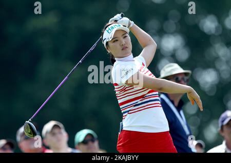 Così Yeon Ryu della Corea del Sud segue il suo tiro a tee sulla 16th buca durante il terzo round del Meijer LPGA Classic Golf Tournament al Blythefield Country Club di Belmont, MI, USA Sabato, 18 Giugno 2016. Foto Stock