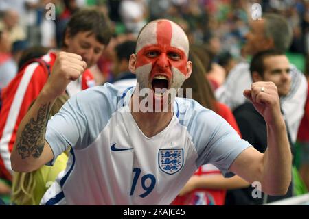 Il fan inglese si pone per la foto prima della partita UEFA Euro 2016 Gruppo B tra Slovacchia e Inghilterra allo Stade Geoffroy Guichard di Saint-Etienne, Francia il 20 giugno 2016 (Foto di Andrew Surma/NurPhoto) *** Please use Credit from Credit Field *** Foto Stock