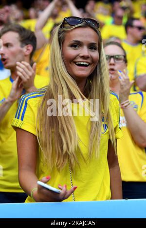 Fan svedese raffigurato durante la partita UEFA euro 2016 Group e tra Svezia e Belgio allo Stade de Nice di Nizza il 22 giugno 2016 (Foto di Andrew Surma/NurPhoto) *** Please use Credit from Credit Field *** Foto Stock