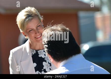 Sophie, la contessa di Wessex, è accolta da Kent Hehr, ministro degli Affari Vererani e ministro associato della Difesa nazionale, mentre assiste all'apertura del Light Horse Park a Old Strathcoma, mentre si ferma a Edmonton prima della sua visita al Fort McMurray, danneggiato dal fuoco. Mercoledì 24 giugno 2016, a Edmonton, Canada. Foto di Artur Widak *** Please use Credit from Credit Field *** Foto Stock