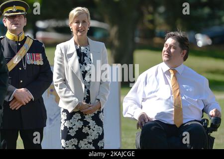 (Da sinistra a destra) il tenente colonnello Troy Steele, Sophie, la contessa di Wessex, e Kent Hehr, il Ministro degli Affari dei Veterani e Ministro associato della Difesa Nazionale, durante l'apertura del Light Horse Park a Old Strathcoma, mentre si ferma a Edmonton prima della sua visita a Fort McMurray, danneggiato dal fuoco. Mercoledì 24 giugno 2016, a Edmonton, Canada. Foto di Artur Widak *** Please use Credit from Credit Field *** Foto Stock