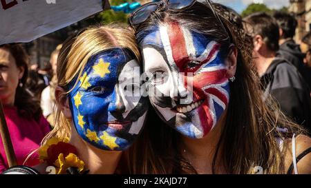 Donne con bandiera europea e bandiera britannica nella foto durante una marcia per l'Europa, attraverso il centro di Londra il 2 luglio 2016, per protestare contro il voto britannico di lasciare l'UE, che ha gettato il governo in agitazione politica e ha lasciato il paese profondamente polarizzato. I manifestanti di una serie di movimenti marciano da Park Lane a Parliament Square per mostrare solidarietà a coloro che cercano di creare una Gran Bretagna più positiva e inclusiva in Europa. Foto Stock