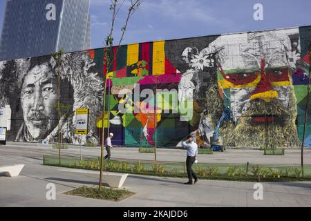 L'artista Eduardo Kobra sta dipingendo il più grande murale di graffiti del mondo sul Boulevard Olimpico, nella zona portuale di Rio de Janeiro, il 13 luglio 2016. La città riceverà nel mese prossimo i Giochi Olimpici di Rio 2016. Il murale è ancora in fase di finalizzazione e una volta completato avrà un'area di 3000 metri quadrati. L'opera intitolata 'etnie' (Etnias) rappresenta nativi di 5 continenti che partecipano ai Giochi Olimpici (Foto di Luiz Souza/NurPhoto) *** Please use Credit from Credit Field *** Foto Stock