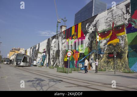 L'artista Eduardo Kobra sta dipingendo il più grande murale di graffiti del mondo sul Boulevard Olimpico, nella zona portuale di Rio de Janeiro, il 13 luglio 2016. La città riceverà nel mese prossimo i Giochi Olimpici di Rio 2016. Il murale è ancora in fase di finalizzazione e una volta completato avrà un'area di 3000 metri quadrati. L'opera intitolata 'etnie' (Etnias) rappresenta nativi di 5 continenti che partecipano ai Giochi Olimpici (Foto di Luiz Souza/NurPhoto) *** Please use Credit from Credit Field *** Foto Stock