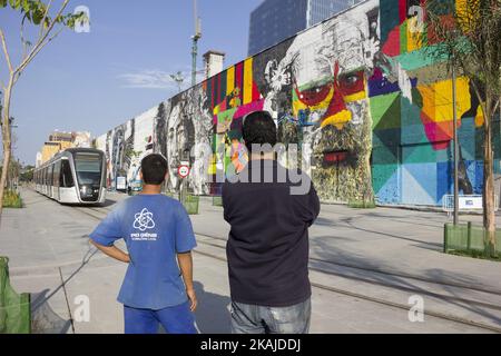 L'artista Eduardo Kobra sta dipingendo il più grande murale di graffiti del mondo sul Boulevard Olimpico, nella zona portuale di Rio de Janeiro, il 13 luglio 2016. La città riceverà nel mese prossimo i Giochi Olimpici di Rio 2016. Il murale è ancora in fase di finalizzazione e una volta completato avrà un'area di 3000 metri quadrati. L'opera intitolata 'etnie' (Etnias) rappresenta nativi di 5 continenti che partecipano ai Giochi Olimpici (Foto di Luiz Souza/NurPhoto) *** Please use Credit from Credit Field *** Foto Stock