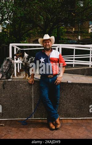 Chris Price visto con il suo cane chiamato cane ad un rally per Trump nel parco dei coloni a Cleveland, Ohio Luglio, 18,2016 (Foto di Seth Herald/NurPhoto) *** Please use Credit from Credit Field *** Foto Stock