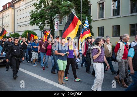 Dopo una pausa più lunga, i sostenitori del movimento populista di destra Pegida (europei patriottici contro l'islamizzazione dell'Occidente) stanno dimostrando ancora una volta a Monaco il 18 luglio 2016. Circa 150 persone hanno partecipato alla manifestazione, mentre più di 400 persone hanno manifestato contro PEGIDA. I contromandisti hanno cercato di bloccare la demo con disordini civili. (Foto di David Speier/NurPhoto) *** Please use Credit from Credit Field *** Foto Stock