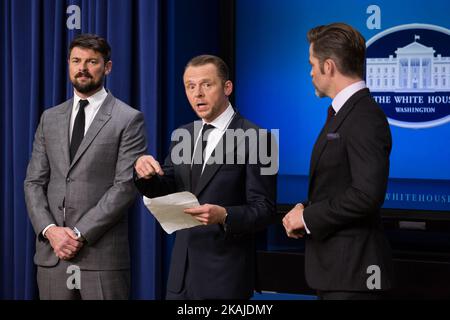 Martedì 19 luglio, nell'auditorium dell'Eisenhower Executive Office Building, l-r, Star Trek Beyond cast, Karl Urban, Simon Pegg e Chris Pine parlano agli ospiti, in una speciale proiezione avanzata di STAR TREK BEYOND alla Casa Bianca per i membri del servizio, i veterani e le loro famiglie. (Foto di Cheriss May/NurPhoto) *** Please use Credit from Credit Field *** Foto Stock