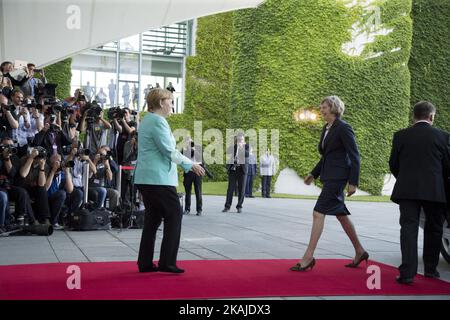 La cancelliera tedesca Angela Merkel saluta il primo ministro britannico Theresa May al suo arrivo alla Cancelleria di Berlino, in Germania, il 20 luglio 2016. Foto Stock