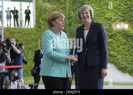 La cancelliera tedesca Angela Merkel saluta il primo ministro britannico Theresa May al suo arrivo alla Cancelleria di Berlino, in Germania, il 20 luglio 2016. Foto Stock