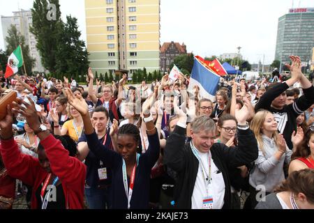 Danzica, Polonia 23rd, luglio 2016 si vedono giovani provenienti da paesi diversi di tutto il mondo durante l'incontro all'aria aperta a Danzica presso la Piazza della solidarietà. Migliaia di giovani cattolici in tutto il mondo visitano la Polonia pochi giorni prima dell'inizio della Giornata Mondiale della Gioventù a Cracovia. I giovani visitano città polacche in tutto il paese, e dopo di che il mercoledì 27th luglio verranno a Cracovia per incontrare Papa Francesco. (Foto di Michal Fludra/NurPhoto) *** Please use Credit from Credit Field *** Foto Stock