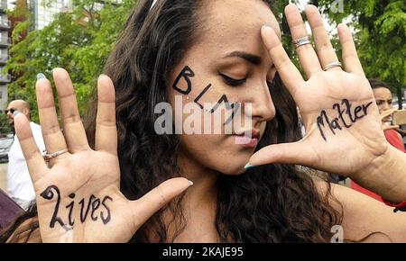 Centinaia di persone hanno protestato contro una marcia di pace in Black Lives Matters a Sheffield, Regno Unito, per manifestare la loro solidarietà alle vittime della violenza della polizia negli Stati Uniti. I manifestanti si sono riuniti nel centro di Londra il 22 luglio 2016 e hanno organizzato un rally pacifico sulla giustizia e il razzismo. (Foto di Gail Orenstein/NurPhoto) *** Please use Credit from Credit Field *** Foto Stock