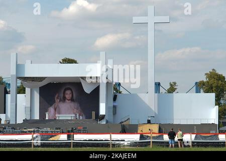 Una veduta dell'altare maggiore dove centinaia di migliaia e giovani pellegrini provenienti da tutto il mondo parteciperanno ad una solenne Messa con Papa Francesco. Sabato, 23 luglio 2016, a Cracovia, Polonia. Foto di Artur Widak *** Please use Credit from Credit Field *** Foto Stock